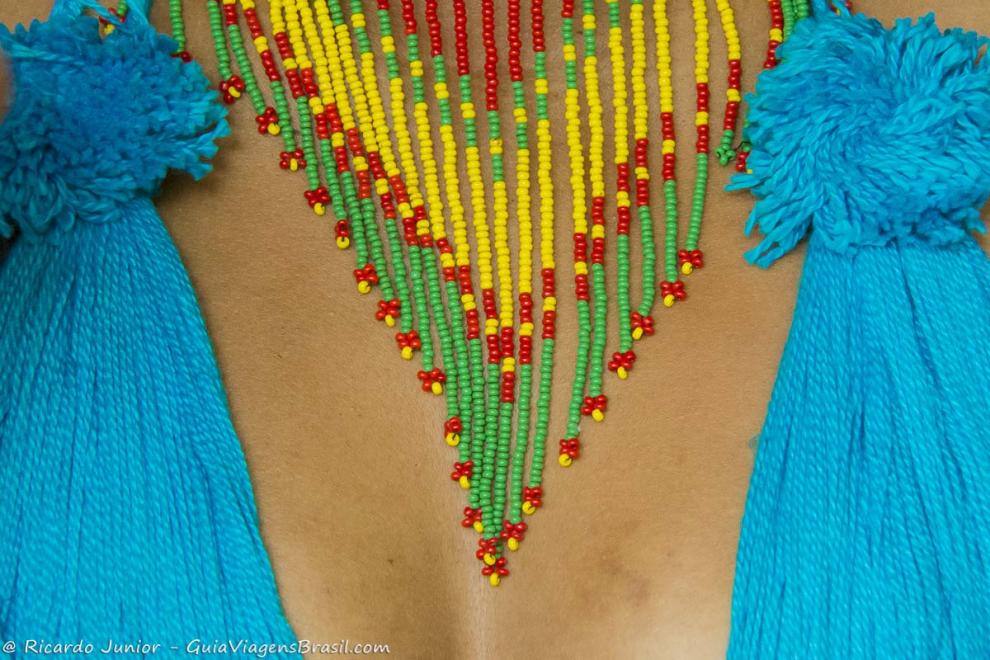 Imagem de um lindo colar indígena.